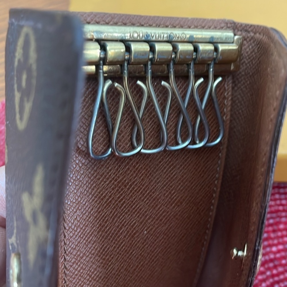Louis Vuitton 4 Key/ card Holder. Preowned. Excellent condition with a box . - Picture 2 of 6